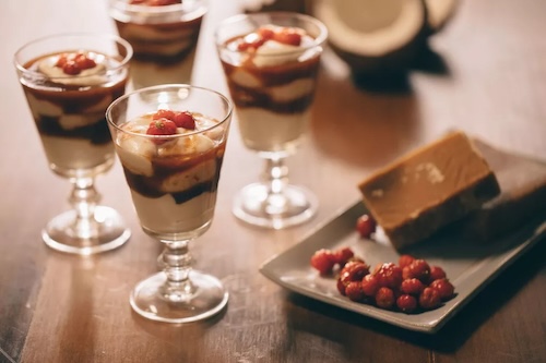 Mousse Chocolate Branco com Rapadura e Pitanga