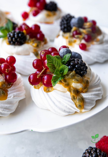 Pavlova de Coco com Frutas Vermelhas e Calda de Maracujá